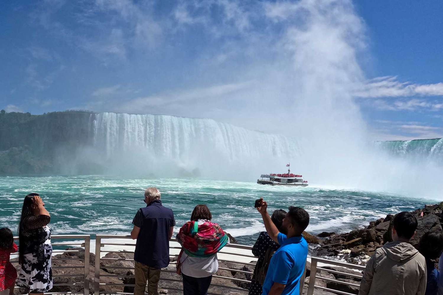 Tourists-at-Niagara-Falls-MSTVSTEDATTRCTNS1114-9c86ae10feed469dbe1e445168536173